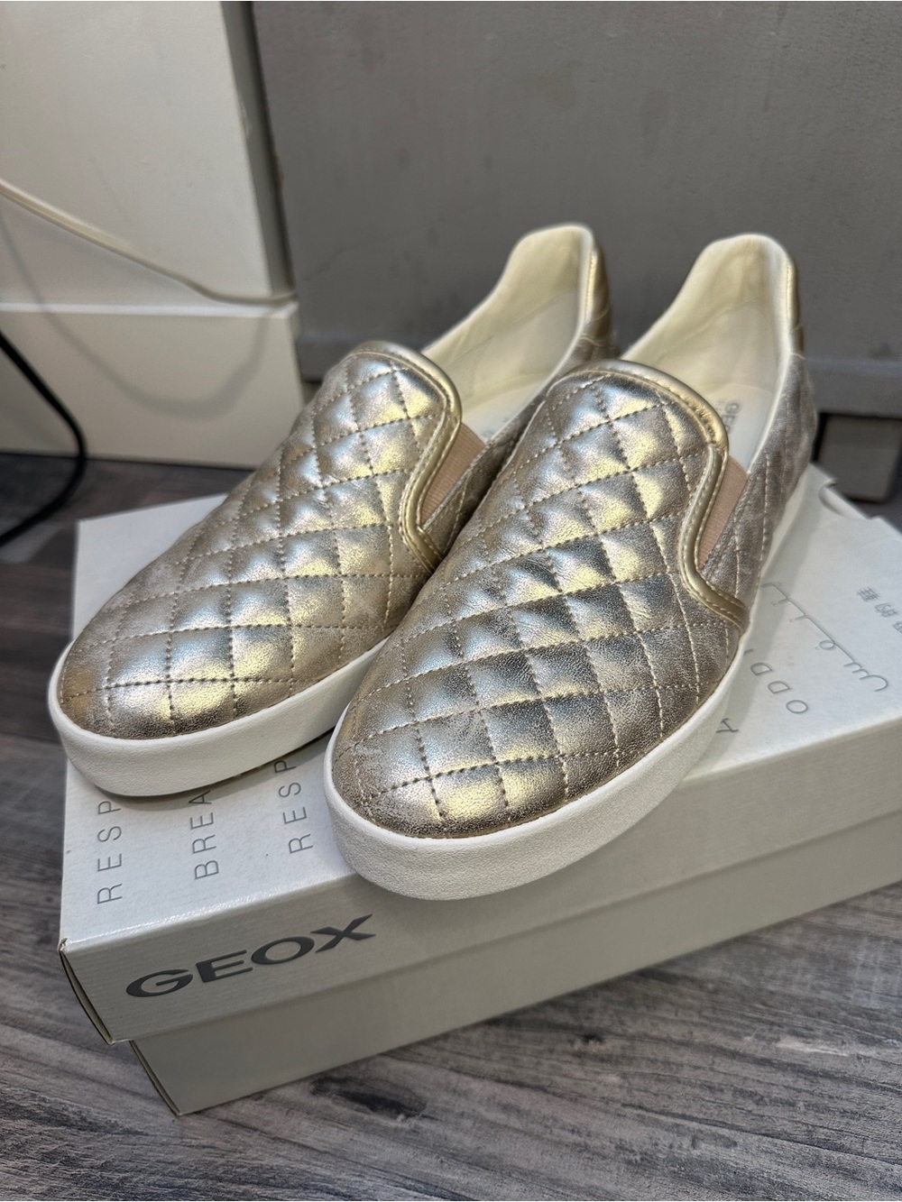 Brand New Geox Respira Metallic Quilted Slip-On Sneakers Shoes - Gold White 9 39